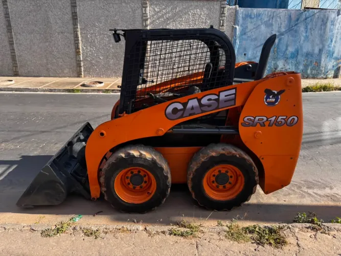 MINI CARREGADEIRA CASE SR150 ANO 2013