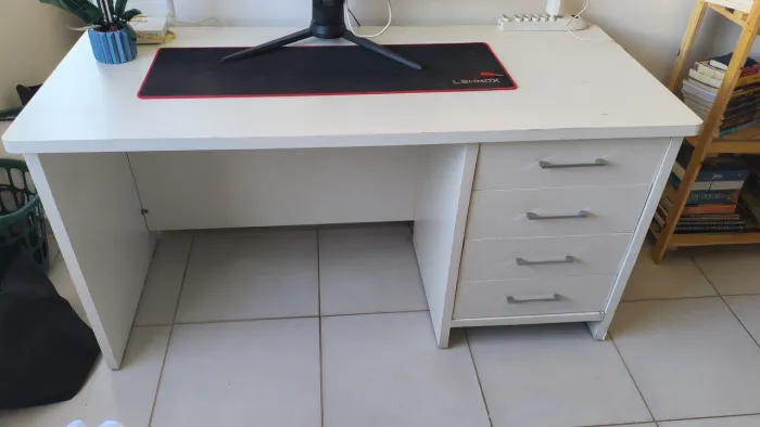 Mesa de escritório com 4 gavetas
