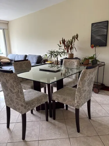 Oportunidade - Mesa de jantar completa com 4 cadeiras 