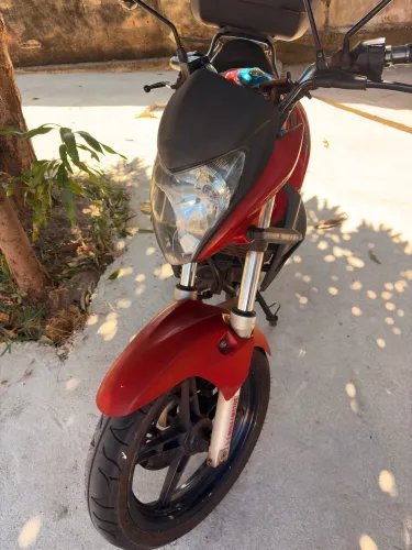 Vendo CB300R vermelha, pegar e andar