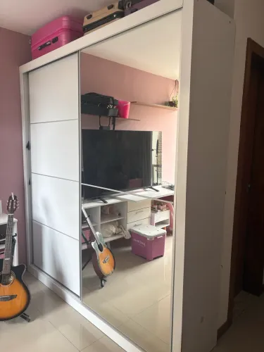 Guarda-roupa com duas portas de correr e espelho