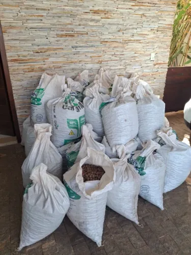 Vende-se 50 sacos de aproximadamente 25kg de argila expandida/cinasita