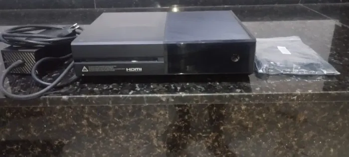 Xbox one fat 500gb + dois jogos