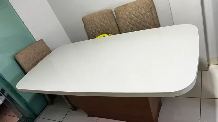 VENDO MESA LAQUEADA 