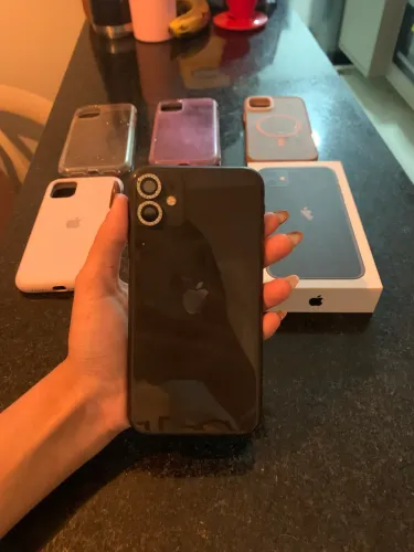 iPhone 11 64GB Preto em Ótimo Estado + Caixa + 8 Capinhas