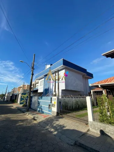 SOBRADO DE ALTO PADRÃO A 50 METROS DA PRAIA DA ARMAÇÃO PENHA/SC