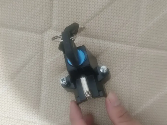 Trava de capacete universal