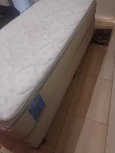 Cama de solteiro com colchão box