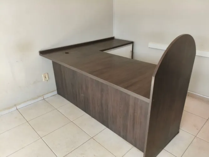 Mesas escritório em L | armário lateral