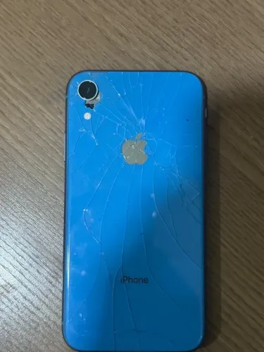 Iphone Xr trincado porem funciona muito bem