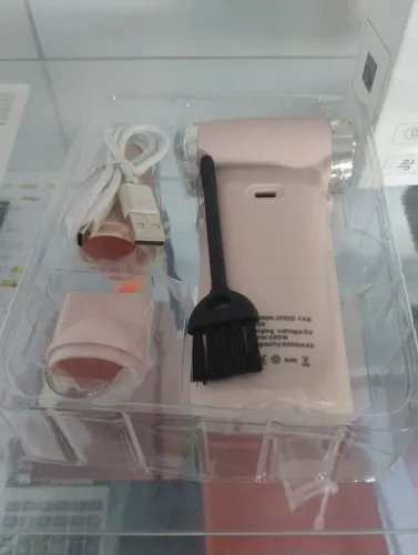 Soprador de ar portátil rosa na caixa 