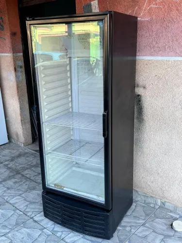 Vendo expositora de bebidas funcionando super bem voltagem 220