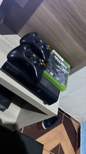 Xbox 360 Slim + 2 Controles s/ Fio (a Pilha) + 3 Jogos
