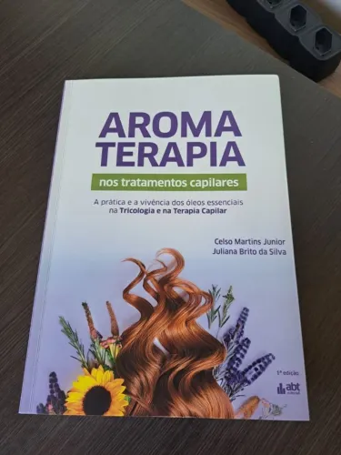 Livro Aromaterapia nos tratamentos capilares - Seminovo