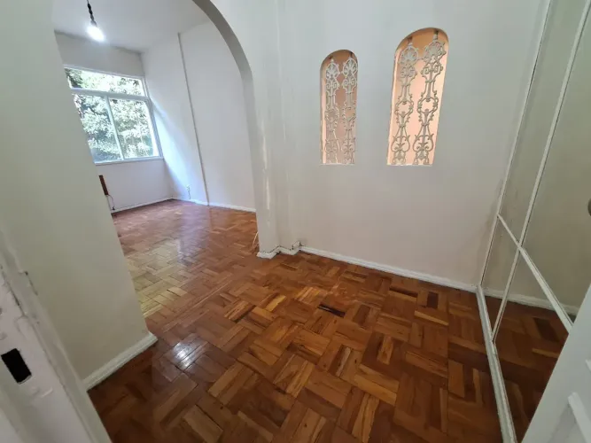 QUARTO E SALA COM VAGA DE GARAGEM NA SANTA CLARA EM COPACABANA