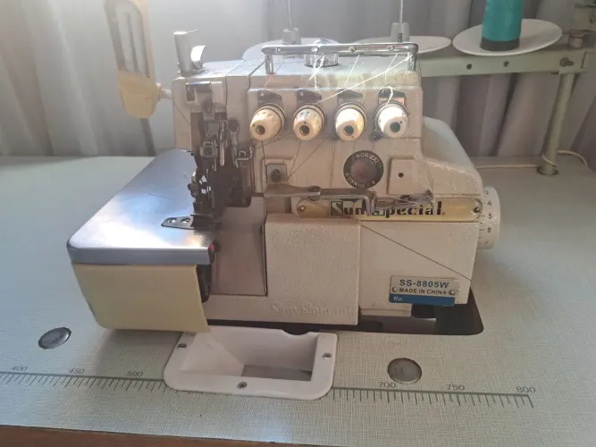 Maquina de costura overlok