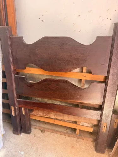 Cama de solteiro de sucupira