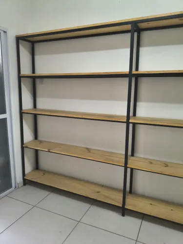 Estante de Ferro