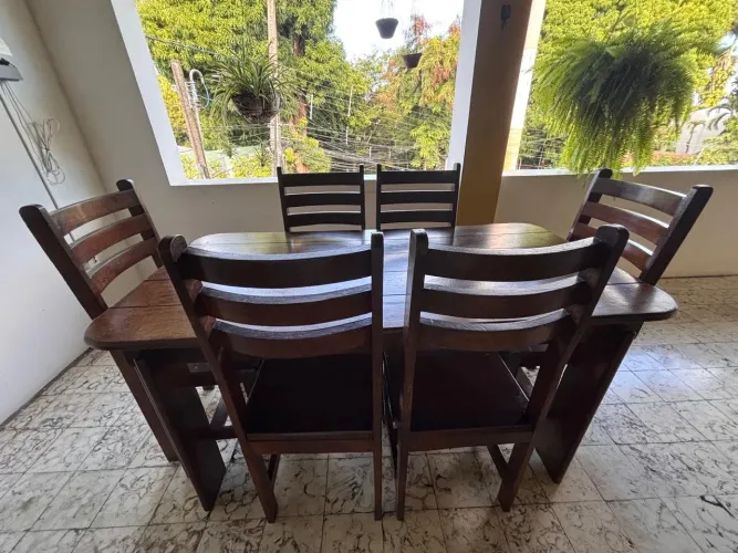 Mesa de madeira em Angelim com 6 cadeiras