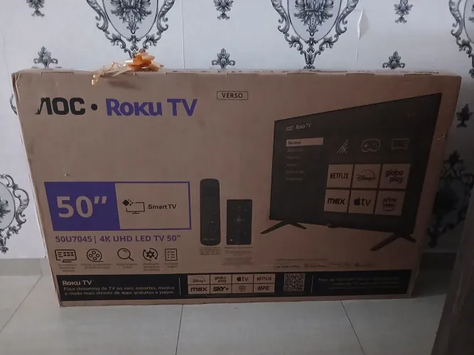 Smart TV 50" Roku na caixa(nova)