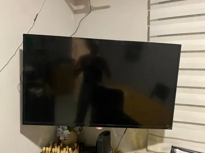 Vendo Tv 43 polegadas smart semi nova .