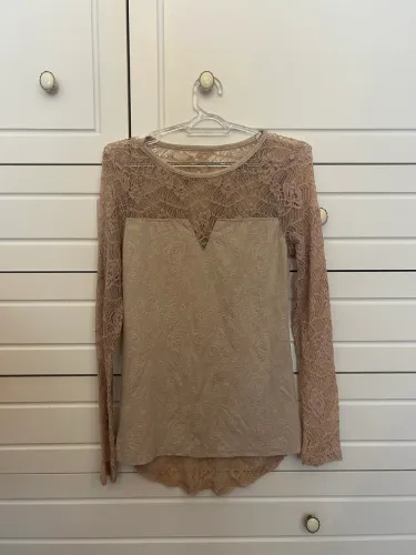 Blusa rosa com costas e manga em renda