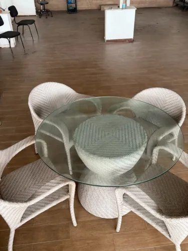 Mesa redonda em fibra sintética com vidro com 4 cadeiras
