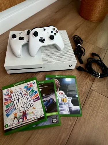 vendo XBOX ONE S 1 Tb + 2 CONTROLES originais + 3 jogos