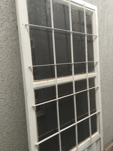 Porta de ferro c fechadura (2,06 altura/0,68 largura/superior abre janela, fechadura nova 