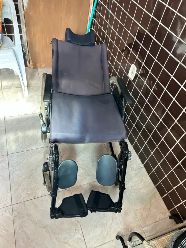 Cadeira de Rodas Reclinável com Apoio de Cabeça - Pouco Uso