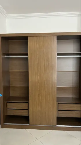 Guarda-roupas grande com 3 divisórias, araras e gavetas