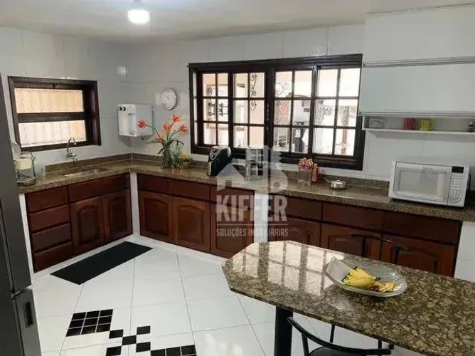 Casa triplex com 3 quartos Pendotiba