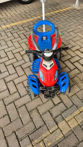 Quadriciclo infantil com pedal
