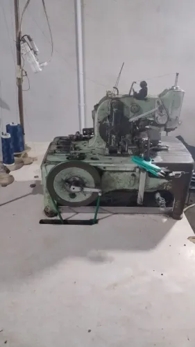 Máquina de costura ( Travete e Caseadeira )