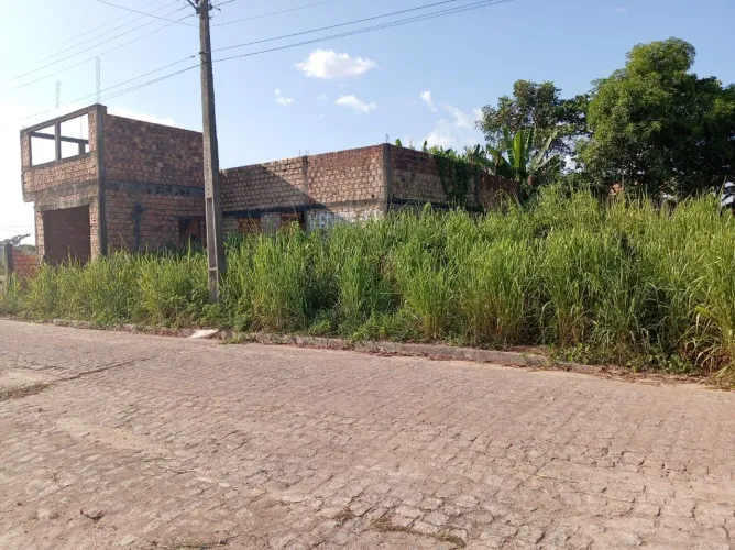 Casa com sobrado e ponto comercial