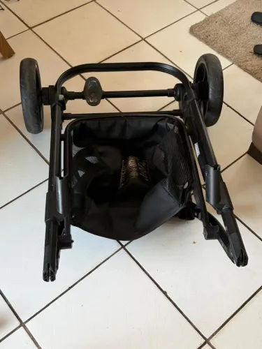 Carrinho de bebê com Moisés, bebê conforto  