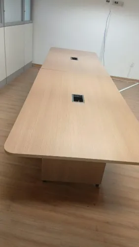 Mesa de Reunião em ótimo estado.  <br>Medidas: 4 metros.<br>Valor 900,00. 