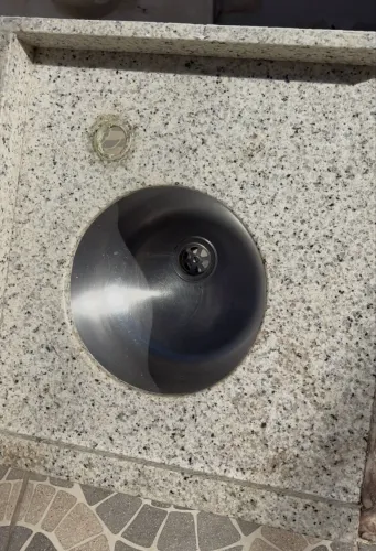 Pia de granito com cuba de inox - 57x60 cm