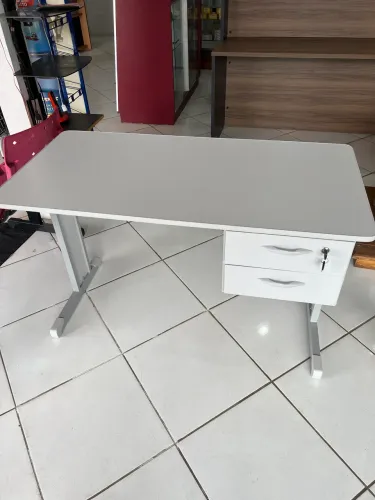 Mesa para escritório pé em metal com duas gavetas e chave