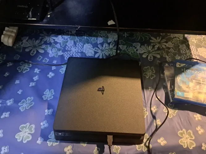 Ps4 zero pouco usado ,uso próprio sem nenhum defeito pegou ligou pegou perfeito o game .
