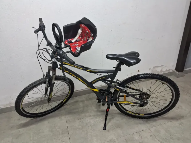 Bicicleta Caloi com cadeirinha infantil
