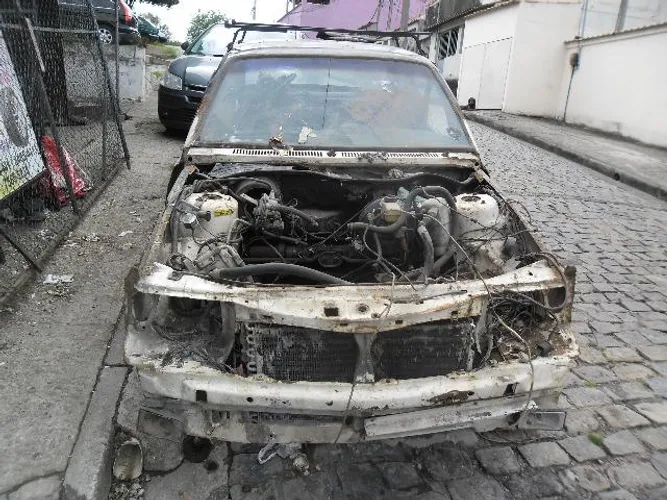 Monza 89 acidentado, favor consultar sobre peças