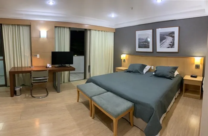 Flat com varanda e garagem na Barra da Tijuca (diária ou mensal)