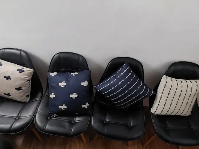 Cadeiras Eames estofadas pretas