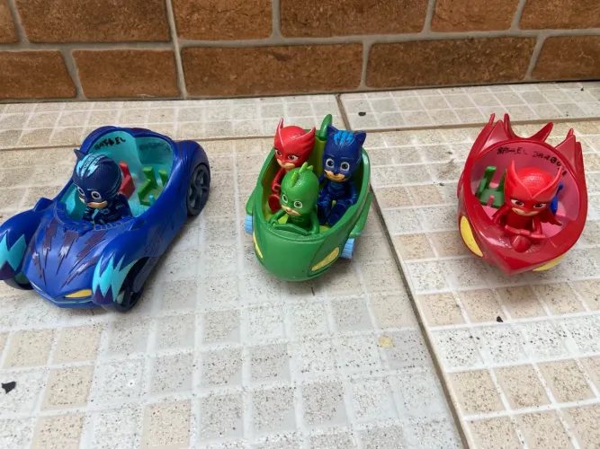 carrinho lagartixo, menino gato e corujita + personagens - pj mask