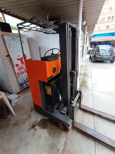 Vendo empilhadeira eletrônica em boas condições