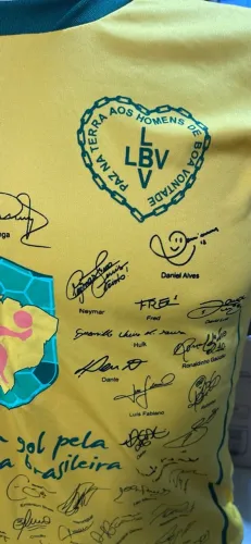 Camisa amarela Do Brasil LBV com assinaturas impressas de jogadores