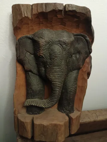 Escultura de elefante em madeira