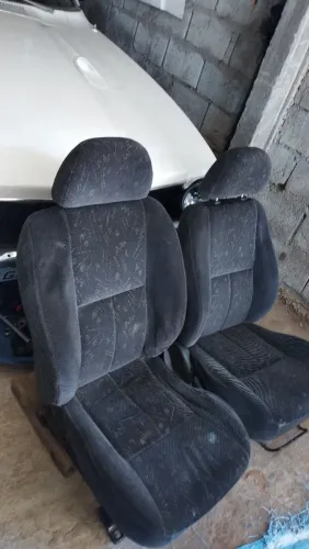 Bancos em camurça com trilhos top para adaptação