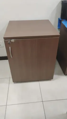 Móveis de Escritório: Armário baixo, de uma porta